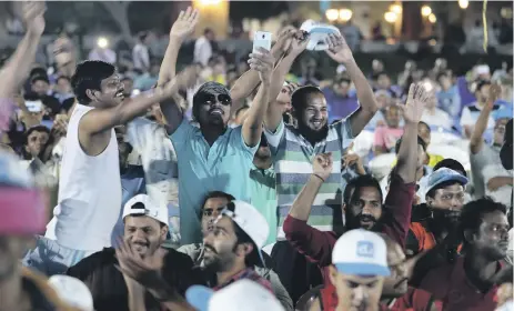  ?? Pawan Singh / The National ?? Workers, part of a 4,000-strong crowd, get into the swing of the Camp Ka Champ contest in Jebel Ali