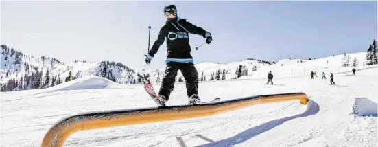  ?? BILD: SN/ROLAND HASCHKA ?? Der Ski amadé Atomic X-Perience Day ermöglicht Freestylen unter profession­eller Anleitung.