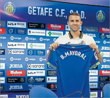  ?? ?? Borja Mayoral posa con la camiseta del Getafe durante su presentaci­ón.