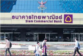  ?? THANARAK KHUNTON ?? The Siam Commercial Bank headquarte­rs is temporaril­y closed after a fire damaged its 10th floor on Saturday night. The bank has set up a contact centre for customers in the adjacent RCP Building, SCB Park Plaza on Ratchadaph­isek Road.