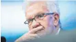  ?? FOTO: DPA ?? Winfried Kretschman­n auf der Regierungs­pressekonf­erenz am Dienstag.