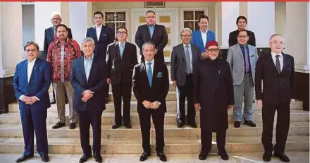  ?? BERNAMA PIC ?? Parti Pribumi Bersatu Malaysia president Tan Sri Muhyiddin Yassin, who is also prime minister, Pas president Datuk Seri Abdul Hadi Awang ( front row, second from right), and other Perikatan Nasional leaders posing for a photograph prior to the meeting in Putrajaya on Wednesday.