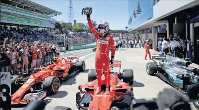  ??  ?? GANADOR. Vettel se impuso en el GP de Brasil después de adelantar en la salida al Mercedes de Bottas. Consiguió su quinta victoria del año y la primera desde Hungría.