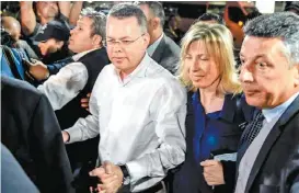  ?? BULENT KILIC/AFP ?? Andrew Brunson y sus esposa arriban al aeropuerto de Esmirna.