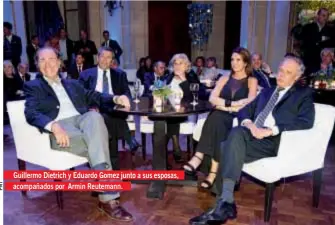  ??  ?? Guillermo Dietrich y Eduardo Gomez junto a sus esposas, acompañado­s por Armin Reutemann.