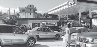  ?? JACQUELINE CHARLES jcharles@Miamiheral­d.com ?? Fueling stations in Haiti are beset with long lines for both gas and diesel.