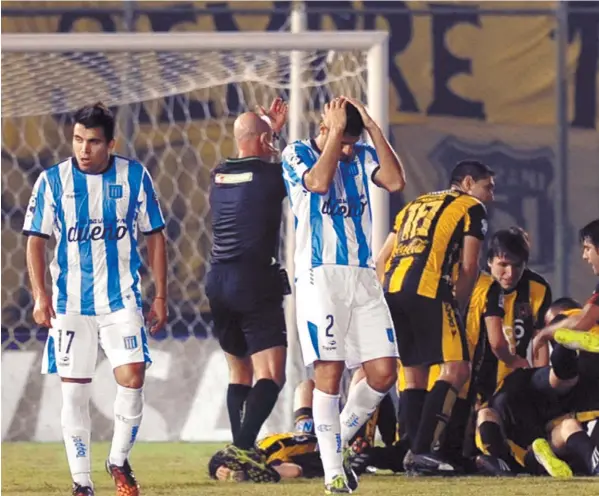  ??  ?? El 2-0. Todo Guaraní festeja sobre Marcelo Palau, el autor del segundo gol. La cara de Acuña y el gesto de Nicolás Sánchez reflejan la sorpresa de