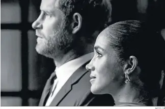  ?? NETFLIX ?? El príncipe Enrique y su esposa Meghan en una imagen captada de su docuserie.