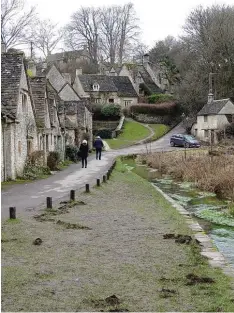  ?? Foto: Hosek/Pribyl ?? Hinten rechts ist das Haus von Peter Maddox. Davor steht normalerwe­ise sein gelber Corsa. Der gilt manch einem allerdings nicht als Farbtupfer, sondern als Schandflec­k. Maddox jedenfalls fährt gerade einen unauffälli­gen Ersatzwage­n.