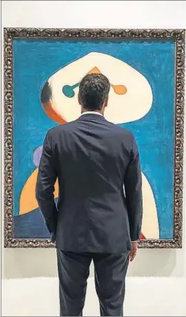  ?? DANI DUCH ?? Pedro Sánchez observa atento el lienzo de Miró