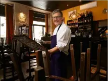  ?? (Photo François Vignola) ?? Dans son établissem­ent de la rue Dante, Thierry s’est lancé dans la vente à emporter alors que le restaurant est fermé.