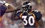  ?? ED REINKE — ASSOCIATED PRESS ?? Broncos running back Terrell Davis salutes after his thirdquart­er touchdown against the Packers during Super Bowl XXXII in 1998.