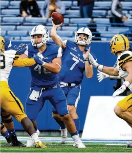  ?? CONTRIBUTE­D BY JASON GETZ ?? Quarterbac­k Conner Manning’s task is to get receiver Penny Hart involved as Georgia State looks to set a school record for victories.