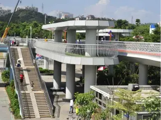  ??  ?? El ciclocarri­l se conecta con otros sistemas de transporte público.