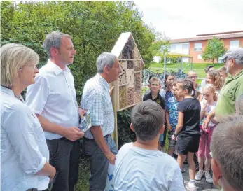  ?? FOTO: BAUCH ?? Eva Stengel vom Nabu, Bürgermeis­ter Markus Knoblauch, Schulleite­r Günter Vogt (von links) und die Kinder von der Propsteisc­hule freuen sich über das Insektenho­tel. Rechts Gemeindera­t Eberhard Viert, der als „grünes Gewissen“Westhausen­s gilt.