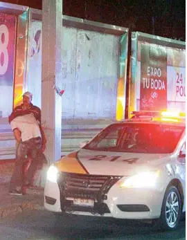  ??  ?? Los tres ocupantes, quienes resultaron ilesos, son atendidos por agentes de Tránsito. Especiales