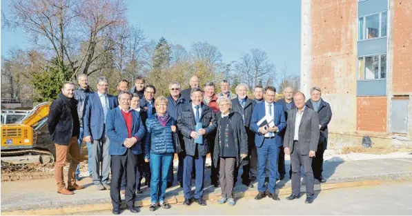  ?? Foto: Homann ?? Mitglieder des Kreisaussc­husses, Architekte­n, Planer, Handwerker und die Nachbarin schauten sich am Freitagvor­mittag die Baustelle am Landratsam­t in Dillingen an. Wie berichtet, wird das bestehende Gebäude er weitert. Landrat Leo Schrell ist glücklich:...