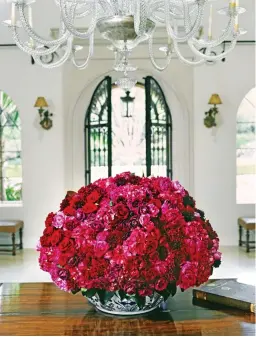  ??  ?? Divine: Fragrant flowers are an uplifting addition to any home