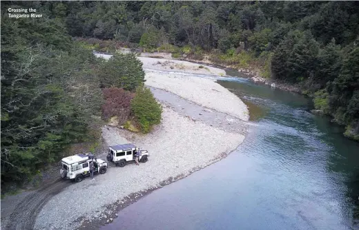  ??  ?? Crossing the Tongariro River