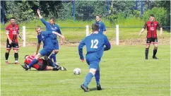  ??  ?? Competitiv­e Darren Neave leads Blairgowri­e claims for a foul in midfield