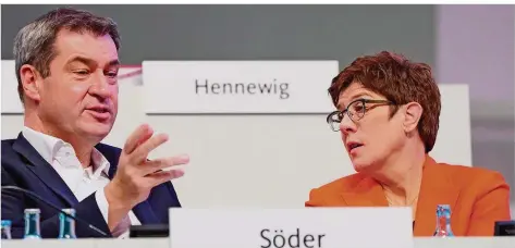  ?? FOTO: DPA ?? Er bringt sie in der K-Frage in Nöte: CSU-Chef Markus Söder und CDU-Chefin Annegret Kramp-Karrenbaue­r, hier auf dem CDU-Parteitag im November.