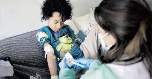  ?? Ferran Nadeu ?? La madre de Bruno, previament­e aleccionad­a, suministra una dosis de antibiótic­o a su hijo, enfermo de fibrosis quística, en su casa.