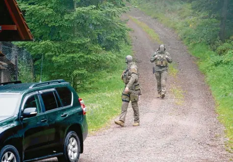 ?? Foto: Benedikt Spether, dpa ?? Polizisten bei der Suche nach dem 31-Jährigen bei Oppenau in einem Waldgebiet. Am 12. Juli war er nach einer Kontrolle geflohen.