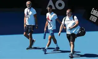  ?? Fotos: AFP ?? Novak Djokovic (Mitte) will seinen Titel in Melbourne verteidige­n.
