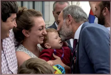  ??  ?? Photo ci-contre :
Le 9 mai 2018, le Premier ministre arménien vient rencontrer les habitants de la ville de Stepanaker­t, capitale de la république autoprocla­mée du Haut-Karabagh. (© AFP / Karen Minasyan)