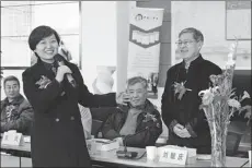  ?? PHOTOS BY ZHAO XIANGLONG / FOR CHINA DAILY ?? Above right: Club founder Fu Xiaoping (front left) introduces Liu Yuqing, vice-president of the China Society for the Study of the Book of Songs, and other guests at a book launch event in the club.