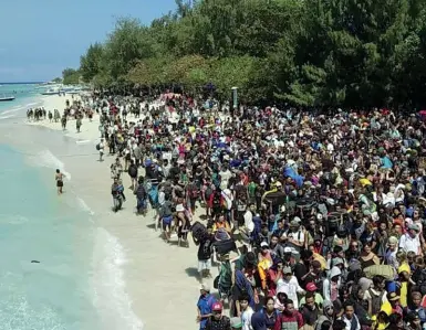  ??  ?? Migliaia di turisti sono stati evacuati con le barche dalle isole dell’arcipelago di Gili