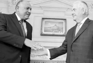  ??  ?? Sameh Shoukry greets US Secretary of State Rex Tillerson