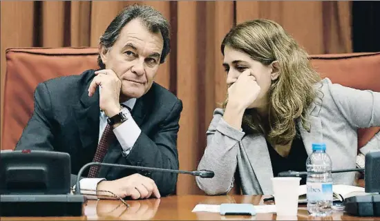  ?? ANDREU DALMAU / EFE ?? L’expresiden­t de la Generalita­t Artur Mas amb la coordinado­ra general del PDECat, Marta Pascal, durant la reunió d’ahir al Parlament