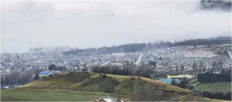  ??  ?? Coyhaique tiene un plan en tramitació­n desde 2016, enfocado en bajar los niveles de material particulad­o fino.