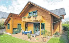  ?? FOTO: DMBV ?? Wohnhaus in Holzbauwei­se: Baden-Württember­g will Holz als klimaneutr­alen Baustoff fördern – sehr zum Unmut der Mauerwerks­lobby.
