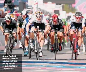  ?? /GETTY IMAGES ?? André Greipel (centro) se lanza en el sprint final para ganar la segunda etapa.