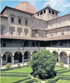  ??  ?? El claustro, en la Medicea Laurenzian­a, en Florencia