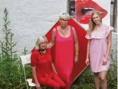  ?? Foto: B. Clemens ?? Conny Riesinger, Susanne Bergbauer und Anabel Riesinger (von links) sehen keines wegs rot, wenn sie zu ihrer Sommeraben­d(rot)ausstellun­g einladen.