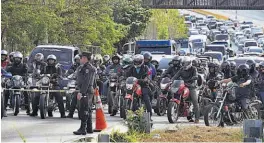  ??  ?? Tráfico. Se mantendrá la doble circulació­n en la carretera Los Chorros, gestionand­o los tres carriles por horarios.