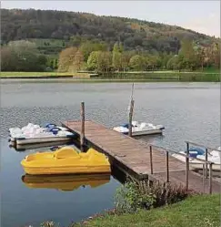  ?? Foto: Volker Bingenheim­er ?? Bojen sollen den Schwimmber­eich (rechts neben dem Tretbootve­rleih) vom Rest des Sees abtrennen.