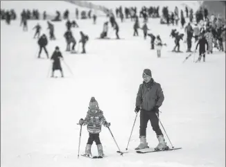  ?? PAN ZHIWANG / FOR CHINA DAILY ?? A father coaches his daughter at a ski resort in Beijing’s Changping district on Saturday.