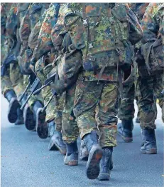  ?? SYMBOLFOTO: SAUER/DPA ?? Bei dem Übungsmars­ch in Niedersach­sen hatten elf von 44 Soldaten gesundheit­liche Probleme. Der Staatsanwa­lt ermittelt noch.