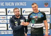  ?? FOTO: RHEIN-VIKINGS ?? Händedruck unter Handballer­n: Vor der morgigen Partie gegen den ASV Hamm haben die Rhein Vikings um Trainer Ceven Klatt (l.) Miladin Kozlina verpflicht­et.