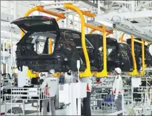  ?? XINHUA ?? Employees work on the production line of FAW Group in Changchun, Jilin province.