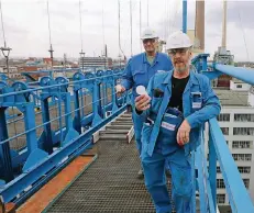  ?? FOTO: MIS ?? „Es ist eine Herausford­erung, in einer solchen Höhe zu arbeiten“, sagen die beiden Aufzugschl­osser. Sie kümmern sich um alle Aufzüge im Chempark.