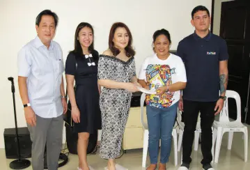  ??  ?? SUPPORT for House of Hope (l-r): Ruben Bangayan, Sheree and Flora Bangayan Chua, Dr. Mae J. Dolendo, Vice Mayor Sebastian Z. Duterte