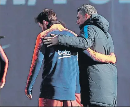  ?? FOTO: EFE ?? Feeling Leo Messi y Ernesto Valverde dialogan durante la sesión de ayer previa al Barça-Getafe de esta tarde