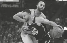  ?? JEFF CHIU/AP ?? GOLDEN STATE WARRIORS GUARD STEPHEN CURRY (30) drives to the basket against Memphis Grizzlies forward Kyle Anderson during the first half of Game 3 of a Western Conference playoff semifinal in San Francisco on Saturday.