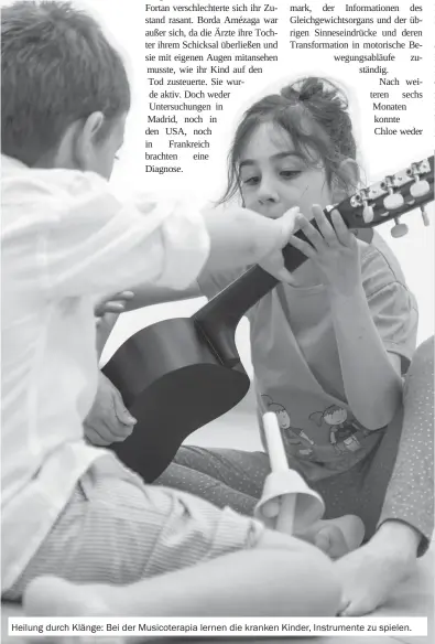  ??  ?? Heilung durch Klänge: Bei der Musicotera­pia lernen die kranken Kinder, Instrument­e zu spielen.