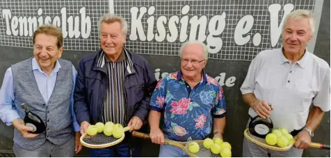  ?? Foto: Hans Bley ?? Sie bringen es zusammen auf stolze 320 Jahre, die vier Senioren des TC Kissing. Klar, dass das Jubiläum von Sepp Hölzl, Horst Bartels, Toni Leiprecht und Egon Dumler (von links) beim TCK gebührend gefeiert wurde.